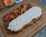 Foto del paso 10 de la receta: Trenza de brioche hojaldrado rellena de manzana caramelizada con almendras y nata