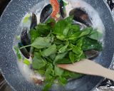 Foto langkah ke 3 dari resep Sop kerang hijau daun kemangi.