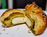 Foto del paso 4 de la receta: QUESO🧀BRIE Hojaldrado🥐, en Cama de Pesto🌿...!