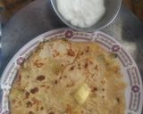 A picture of step 4 of Aloo paratha.