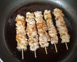 Hình bước làm 2 của món Cơm gạo lứt & thịt xiên que áp chảo Teriyaki