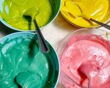 Foto langkah ke 2 dari resep Bolu Kukus Pelangi (tanpa mixer).