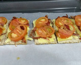 Foto del paso 2 de la receta: Tostas gratinadas con jamón crujiente