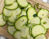 Foto del paso 1 de la receta: Carpaccio de calabacín y kiwi con vinagreta de naranja y miel