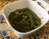Une image de l'étape 7 de Piments verts indiens confits à l'ail, herbes et citron.