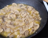 Foto del paso 2 de la receta: Contramuslos con champiñones al ajillo