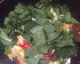 Foto langkah ke 3 dari resep Tumis Sawi Hijau Telur Asin dengan Bawang Putih Goreng.