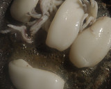 Foto del paso 2 de la receta: Guiso de calamares con gambones y almejas