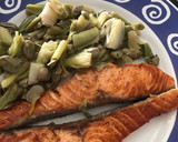 Foto del paso 5 de la receta: Salmón fresco a la plancha con habitas y ajos tiernos