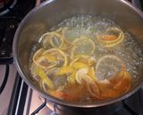 Foto del paso 1 de la receta: Cáscaras de pomelo confitado