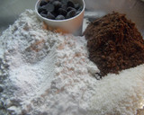 Foto del paso 1 de la receta: Cookies de coco, chocolate y chips de chocolate