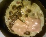 A picture of step 3 of mushroom cheese jalapenos de vinagre and avacado omelet.