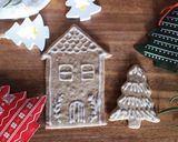 Foto del passaggio 8 della ricetta Gingerbread village cake