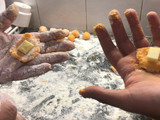Ñoquis de batata rellenos con muzzarella y salsa bolognesa