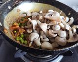 A picture of step 4 of Mushroom Matar.