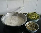 Foto langkah ke 2 dari resep Rempeyek kacang hijau teri asin | tepung beras | maizena.