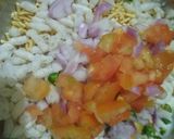 A picture of step 2 of Mudhi (bhelpuri).