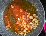 Foto del paso 3 de la receta Ensalada de tomate con aliño de gambas al ajillo
