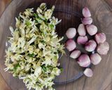 முருங்கைப்  பூ பொரியல் (Murungai poo poriyal recipe in tamil) ரெசிபி ஸ்டேப் 1 புகைப்படம்