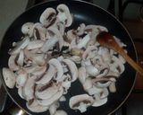 Foto del paso 2 de la receta: Fideos con pollo champiñones y crema
