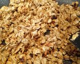 Foto del paso 2 de la receta: Granola saludable con 2 ingredientes en sartén