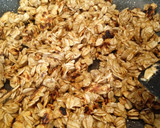 Foto del paso 2 de la receta: Granola saludable con 2 ingredientes en sartén