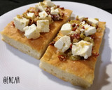 Foto del paso 6 de la receta: Tostas de pan de aceite con queso feta marinado