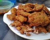 A picture of step 2 of Spinach and Onion Pakoras.