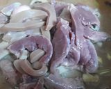 Hình bước làm 2 của món Tim cật xào bông hẹ