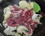 Foto langkah ke 4 dari resep Tumis Kol Daging.