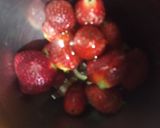 A picture of step 2 of Grapes-Strawberry Juice.