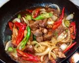 รูปขั้นตอนการทำที่ 5 ของ ตับไก่ผัดพริกสด