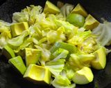 A picture of step 5 of Fried Eggs with Avocado and Cabbage.