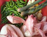 Foto langkah ke 1 dari resep Gulai Pangek Daun Kacang khas Minang.