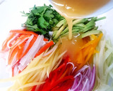 Foto del paso 4 de la receta: Ensalada exótica de mango y surimi con vinagreta de naranja