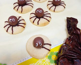 Foto del paso 7 de la receta: Arañas Halloween de galletitas y bombones 🕷️🕸️🕷️