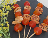 Foto del paso 5 de la receta: Mini brochetas de tomates cherry y gambas marinadas
