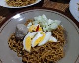 Foto langkah ke 7 dari resep Mie goreng telur rebus.