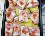 Baconbe tekert csirkemell, tepsis krumplival recept fĂĄzis 3 fotĂłja