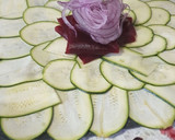 Foto del paso 2 de la receta: Carpaccio de calabacín y remolacha con queso de cabra🥗
