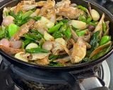 Foto langkah ke 3 dari resep Oseng Ikan Asin Bawang Cabe Ijo.