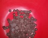 Foto del paso 1 de la receta: Huevos de Pascua y chupetines de chocolate 🍫