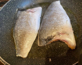 Foto del paso 2 de la receta: Lubina citrica con vinagreta de tomate y aceitunas