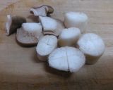 A picture of step 2 of King Oyster Mushroom & Spinach Pasta with Butter and Soy Sauce.