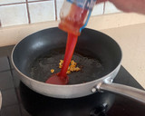 Foto del paso 3 de la receta: Fideuà de calamares (en lata), langostinos y bacalao gratinado con alioli