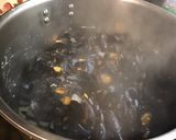 Une image de l'étape 10 de Moules épicées aux oignons rouges, ail fumé et sauce roquefort.