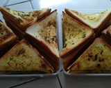 Foto langkah ke 4 dari resep Simple Garlic Bread.