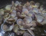 Foto del passaggio 3 della ricetta Tagliolini alle vongole e zucchine "ammuddicati"