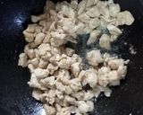 A picture of step 2 of Chicken chow mein.