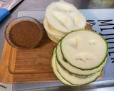 Une image de l'étape 3 de Merguez et courgettes rondes marinées grillées.
